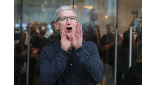 Шефот на Apple суптилно го провоцира Цукерберг за стекнувањето на моќ