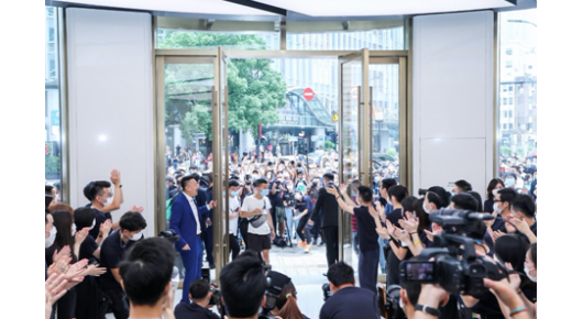 Најголемата продавница во светот за флегшипи на Huawei ги отвори вратите во Шангај