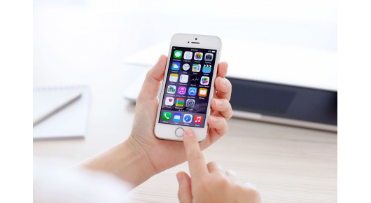 Откриен е опасен пропуст на iPhone, со кој се шпионираат новинарите