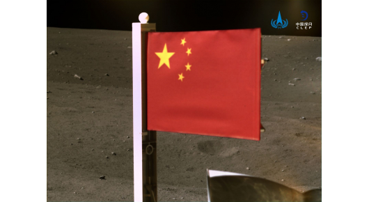 По трет пат ставено кинеското знаме на Месечината