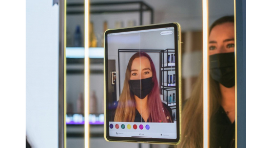 Amazon отвара фризерски салон со AR огледало
