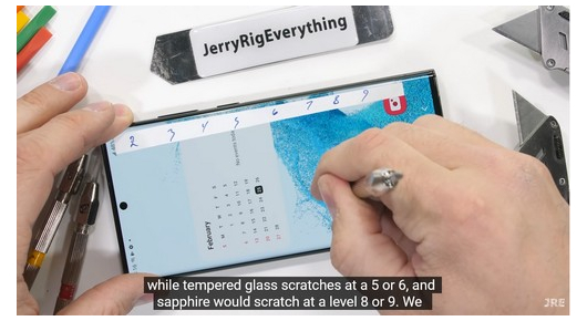 Samsung Galaxy S22 Ultra тест за издржливост со JerryRigEverything