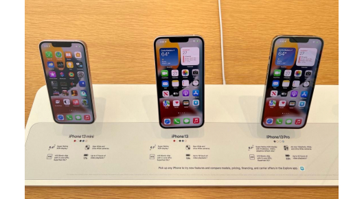 Apple го менува мислењето, повторно ќе има развој на евтин телефон
