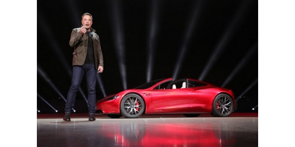 Tesla Inc. со филмска презентација на камионот Semi и спортскиот Roadster