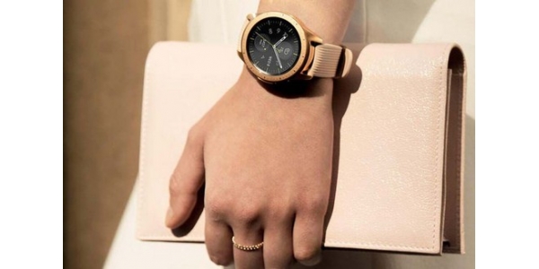 Samsung Galaxy Watch е корисен моден додаток за жените во движење